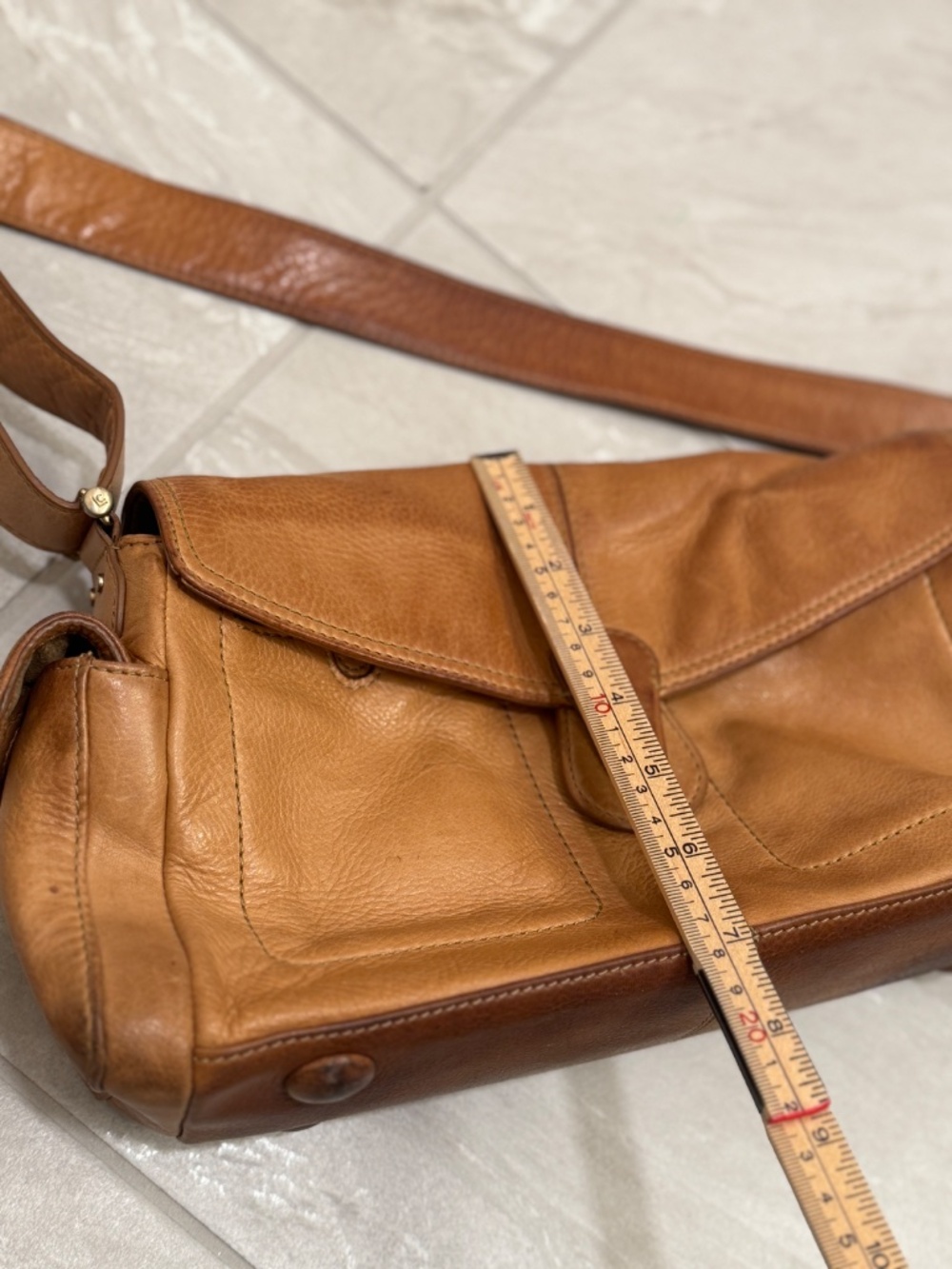 Classic Women's Leather Shoulder Bag in Tan - Picture 15 of 16